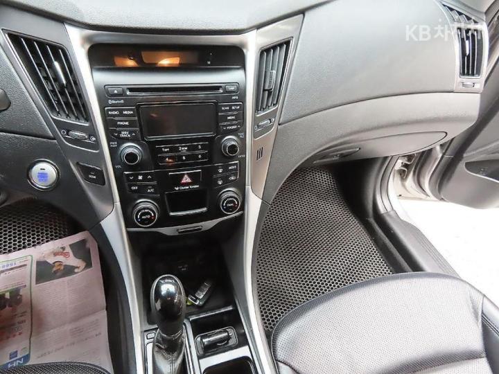 Hyundai Sonata Hybrid 2.0 Smart 8