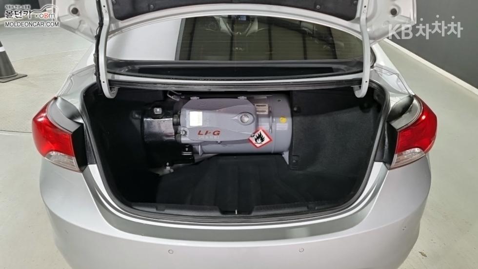 Hyundai Avante — miniaturë 16