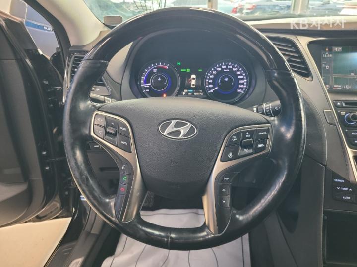 Hyundai Grandeur Hybrid Premium 10