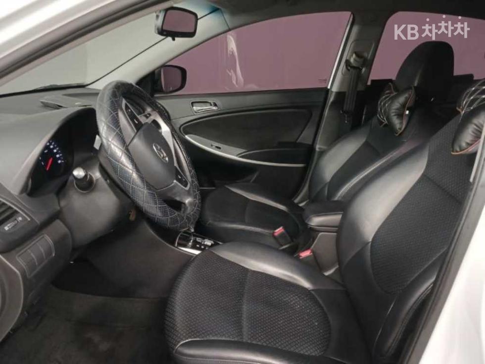 2012 - hyundai accent