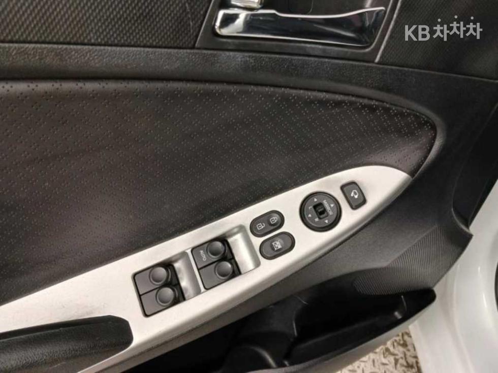 2012 - hyundai accent