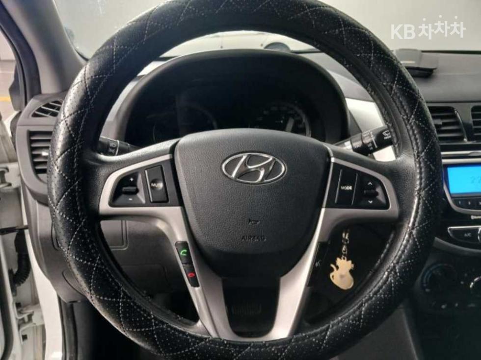 2012 - hyundai accent