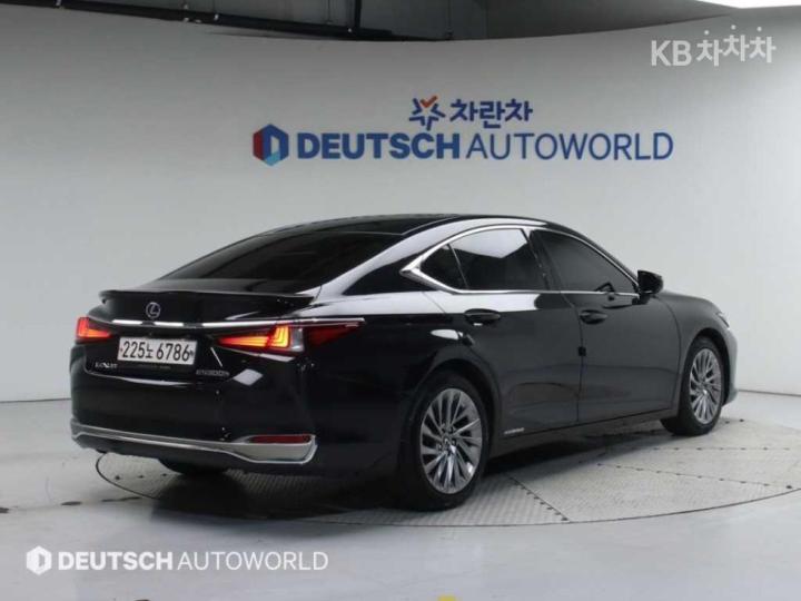 Lexus ES New Generation 300h Supreme 3