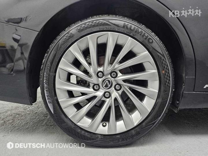 Lexus ES New Generation 300h Supreme 6