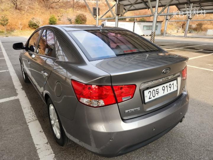 Kia Forte 1.6 GDI Luxury 8