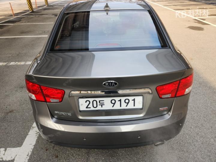 Kia Forte 1.6 GDI Luxury 9