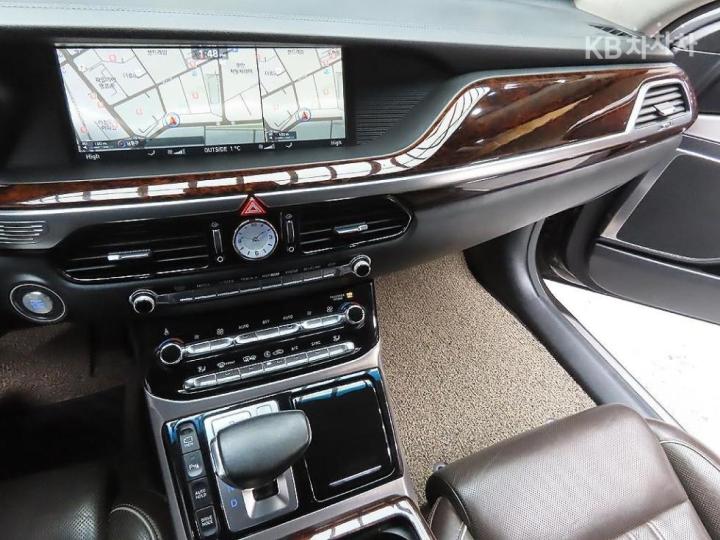 Genesis EQ900 3.3 T-GDI AWD Prestige 8