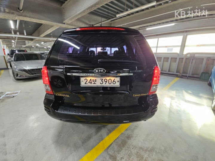 Kia Carnival R New Limousine GLX Base Type 4