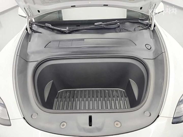 Tesla Model Y Long Range 6