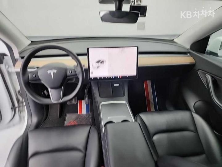 Tesla Model Y Long Range 8