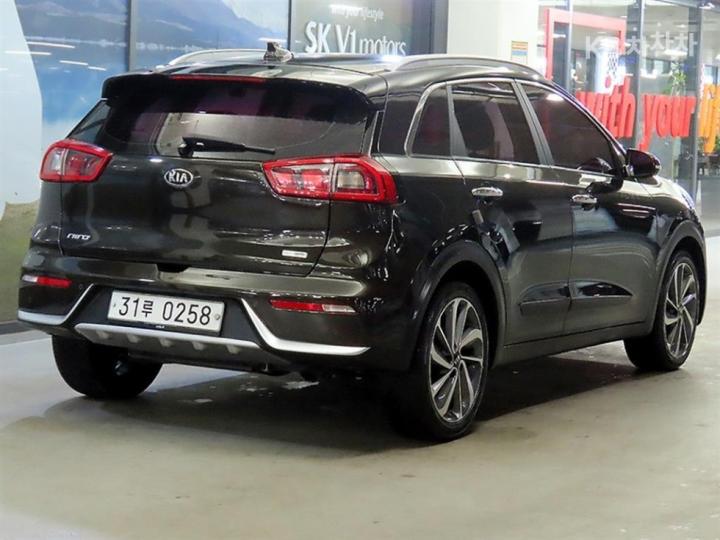 Kia Niro 1.6 Prestige 5