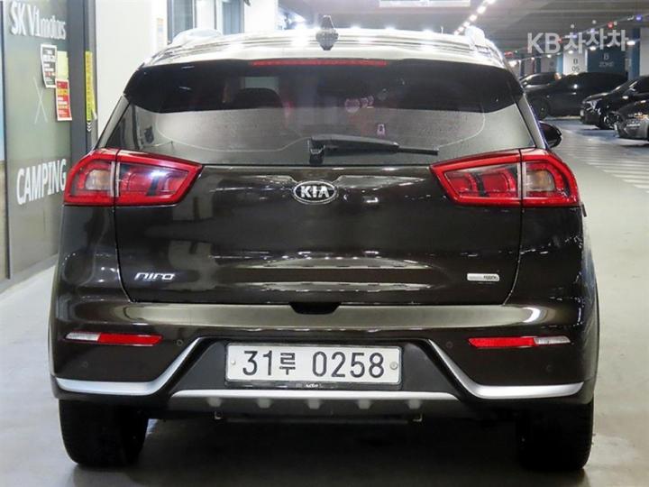 Kia Niro 1.6 Prestige 6