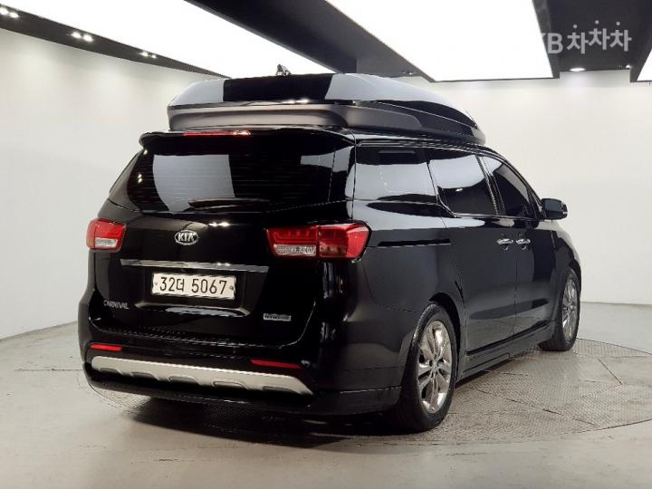 Kia Carnival 2.2 Diesel High Limousine Noblesse 5