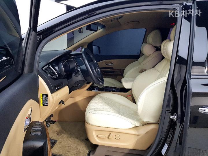 Kia Carnival 2.2 Diesel High Limousine Noblesse 9