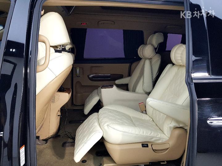 Kia Carnival 2.2 Diesel High Limousine Noblesse 10