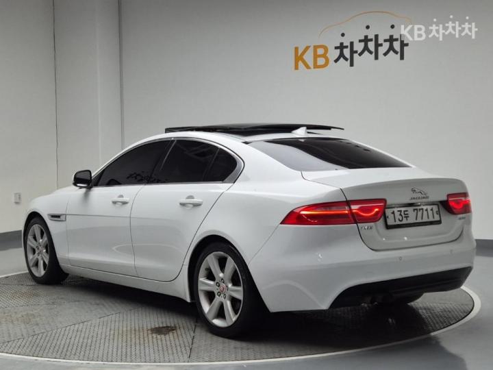 Jaguar XE 2.0 Diesel PORTFOLIO 3