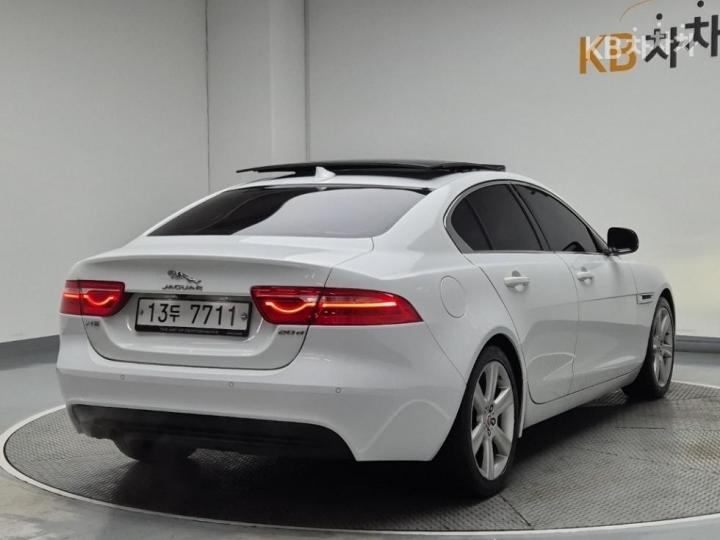 Jaguar XE 2.0 Diesel PORTFOLIO 4