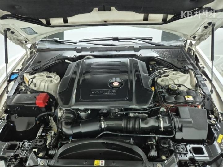Jaguar XE 2.0 Diesel PORTFOLIO 6