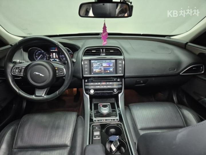 Jaguar XE 2.0 Diesel PORTFOLIO 8