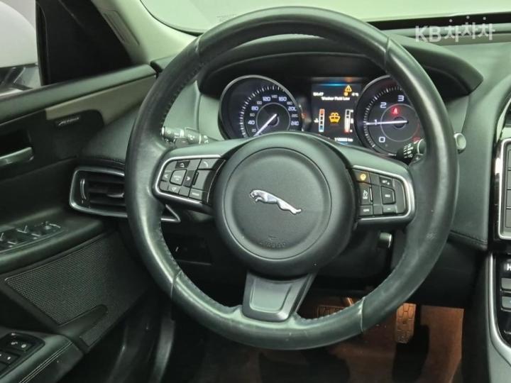 Jaguar XE 2.0 Diesel PORTFOLIO 10