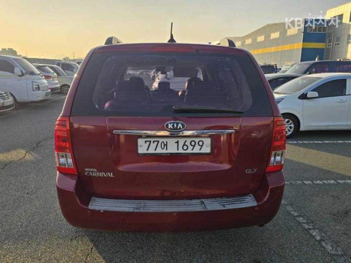 Kia Carnival R Grand GLX Base Type LPI 6