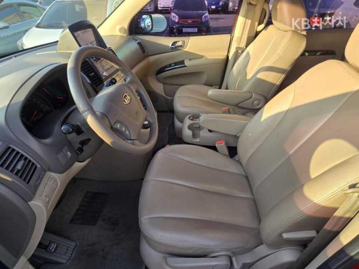Kia Carnival R Grand GLX Base Type LPI 9