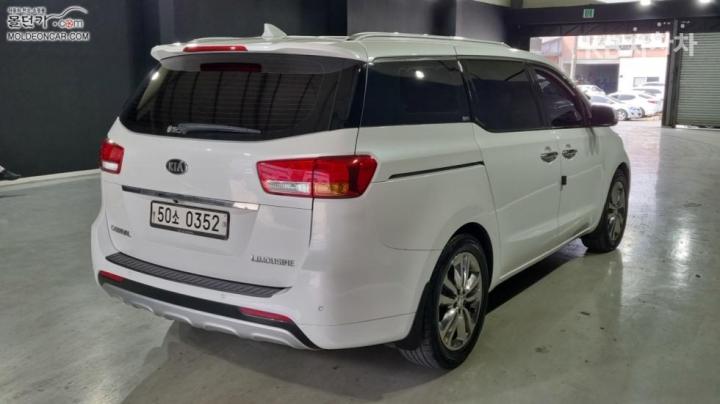 Kia Carnival 2.2 Diesel Limousine VIP 3