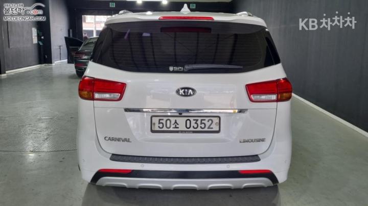 Kia Carnival 2.2 Diesel Limousine VIP 5