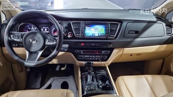 Kia Carnival 2.2 Diesel Limousine VIP 8