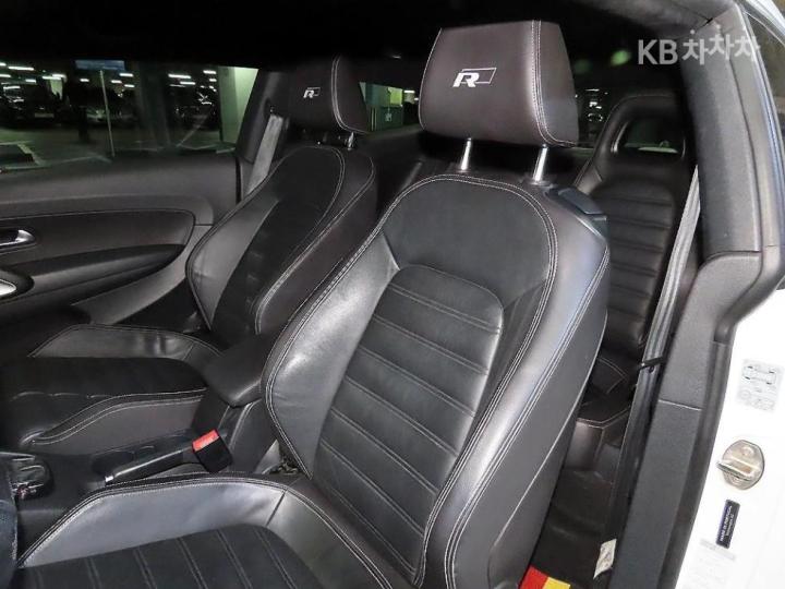 Volkswagen Scirocco 2.0 TDI R-line 8