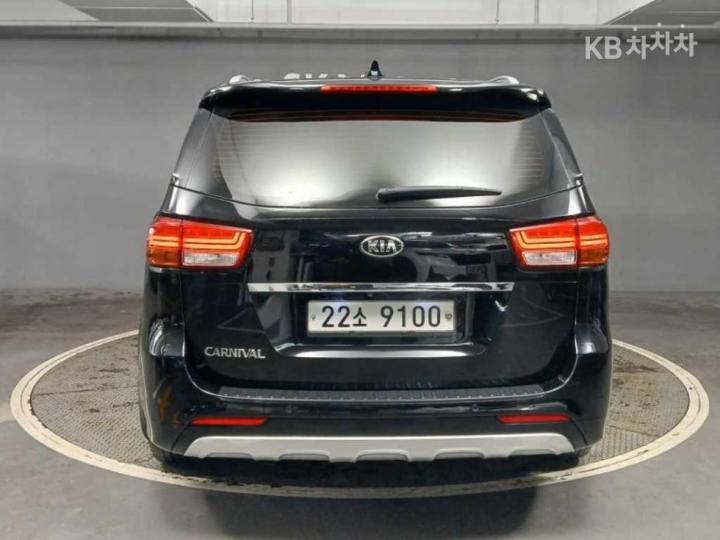 Kia Carnival 2.2 Diesel Prestige 6