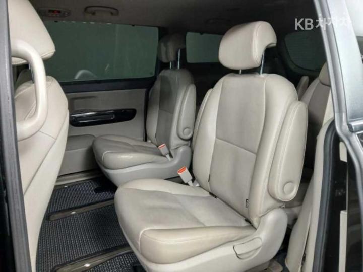 Kia Carnival 2.2 Diesel Prestige 8