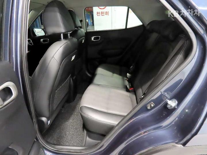 Hyundai Venue Gasoline 1.6 Modern 8