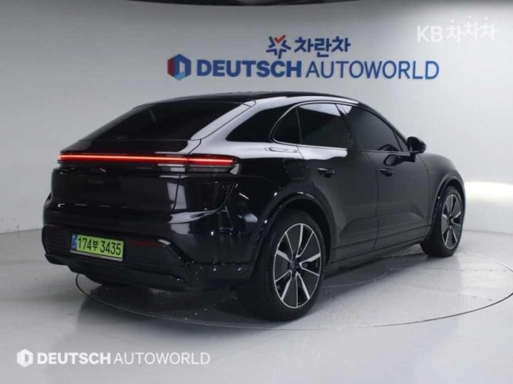 Porsche Macan EV Turbo Base Type 3