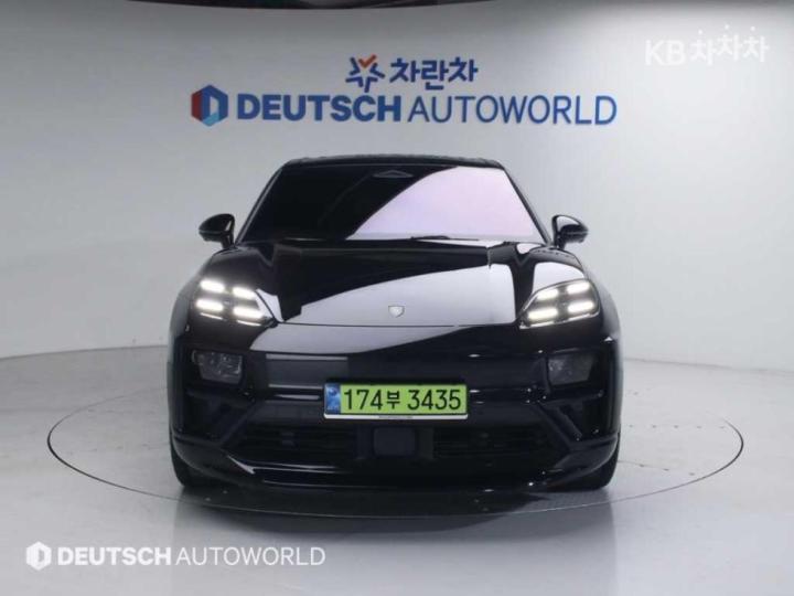 Porsche Macan EV Turbo Base Type 4