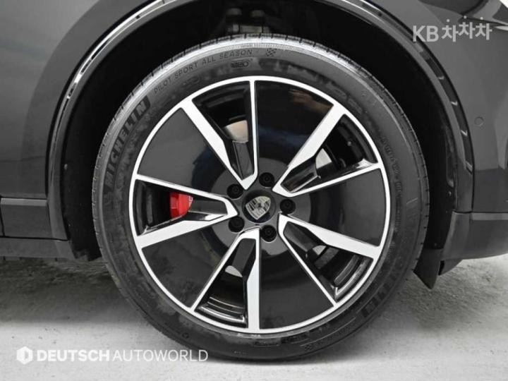 Porsche Macan EV Turbo Base Type 6