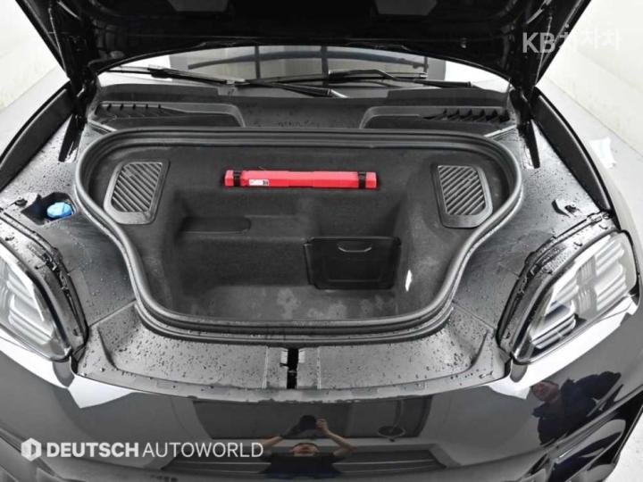 Porsche Macan EV Turbo Base Type 7