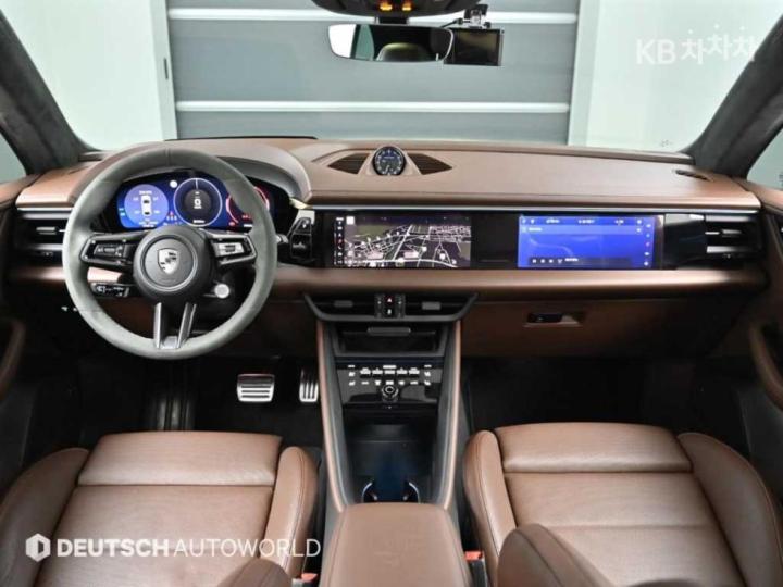 Porsche Macan EV Turbo Base Type 8