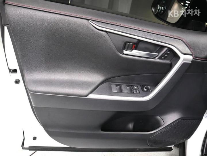 Toyota RAV4 New 2.5 PHEV XSE 9