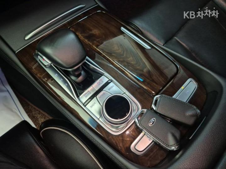 Kia K9 The 3.8 GDI AWD Platinum Ⅱ 9