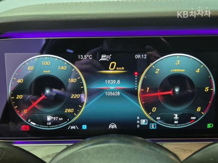 Mercedes-Benz E-Class W213 E220d 4MATIC AMG Line 7