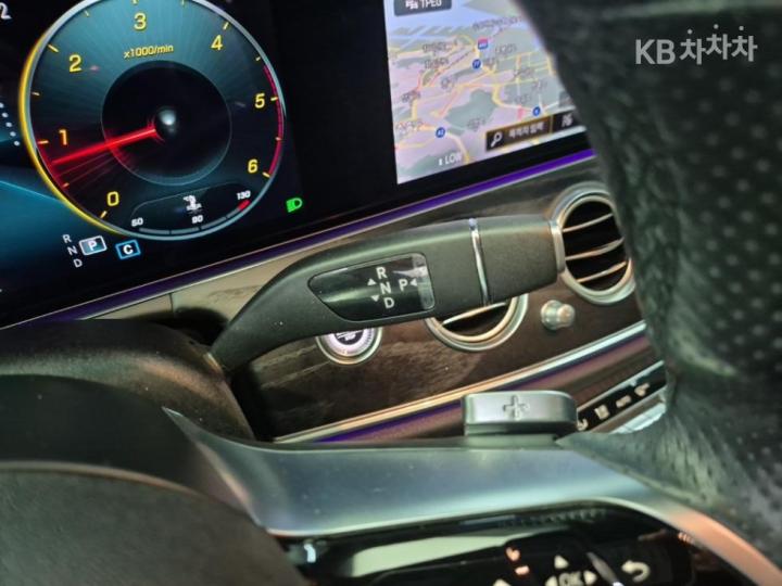 Mercedes-Benz E-Class W213 E220d 4MATIC AMG Line 9