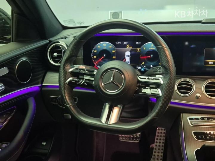 Mercedes-Benz E-Class W213 E220d 4MATIC AMG Line 10