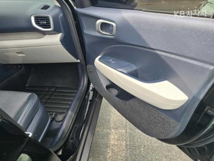 Hyundai Venue Gasoline 1.6 Modern 9