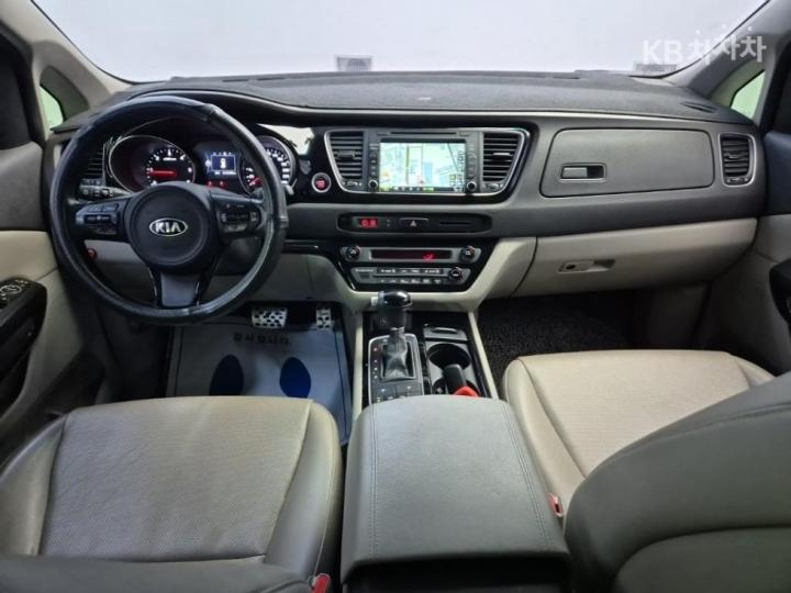 Kia Carnival 2.2 Diesel Prestige 8