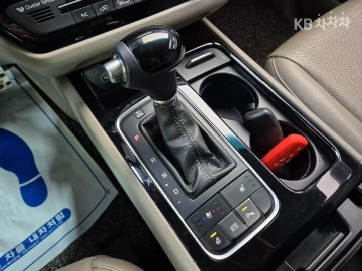 Kia Carnival 2.2 Diesel Prestige 9