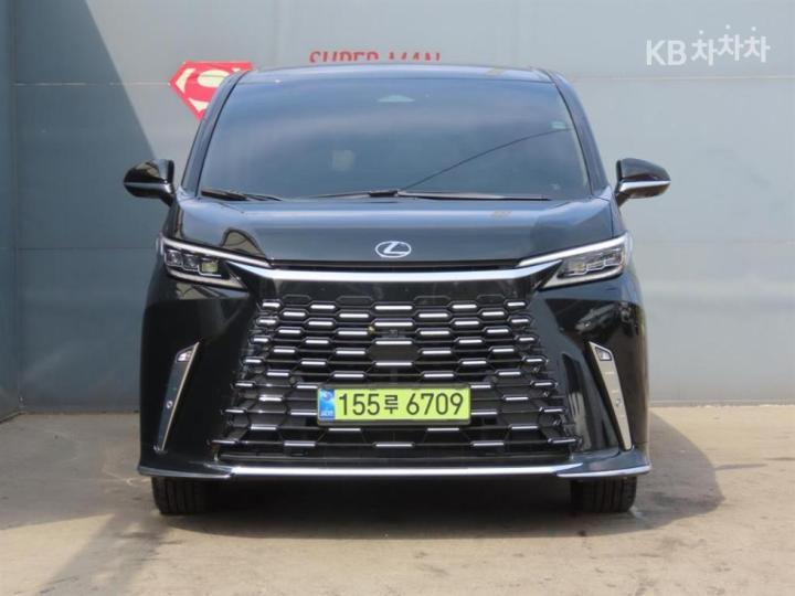 Lexus LM 500h Executive 3