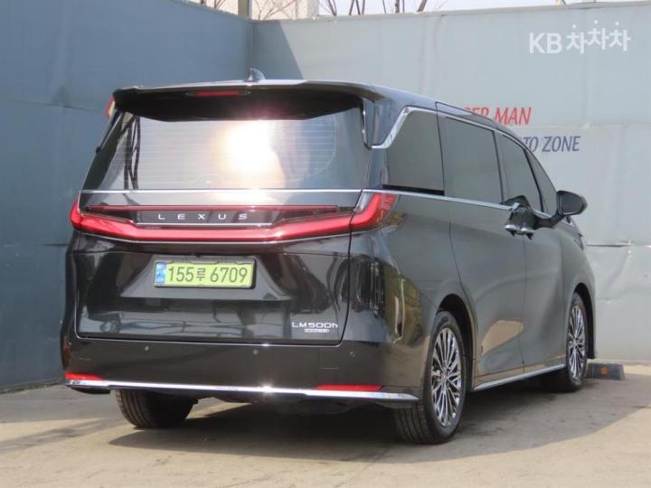 Lexus LM 500h Executive 4