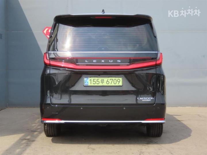 Lexus LM 500h Executive 5