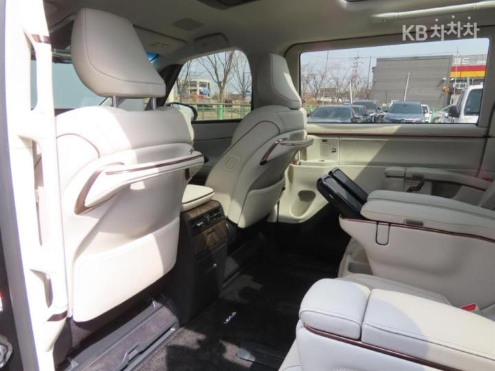 Lexus LM 500h Executive 8